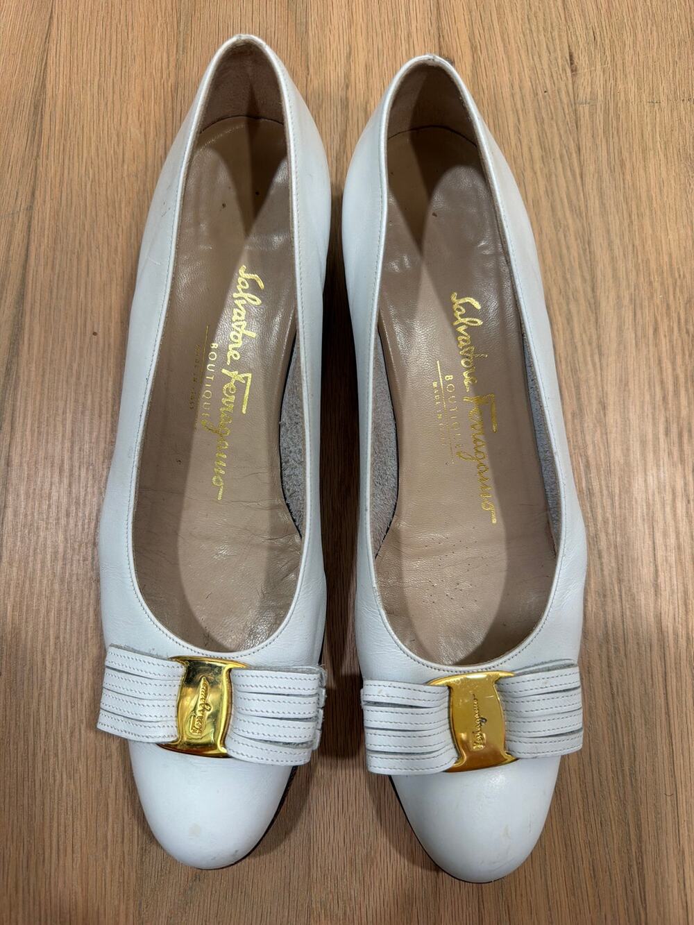SALVATORE FERRAGAMO Vera Pearly White Leather Bow PUMP Heel Women Size 8 A4